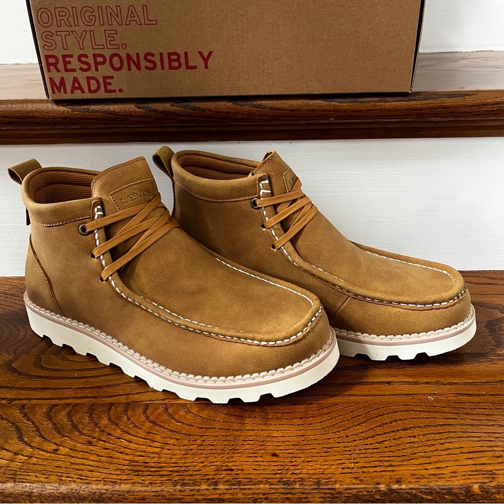 NIB Levi’s Men's Joshua Faux Leather Lace-Up Boots Size 8 or 9 Wheat Tan